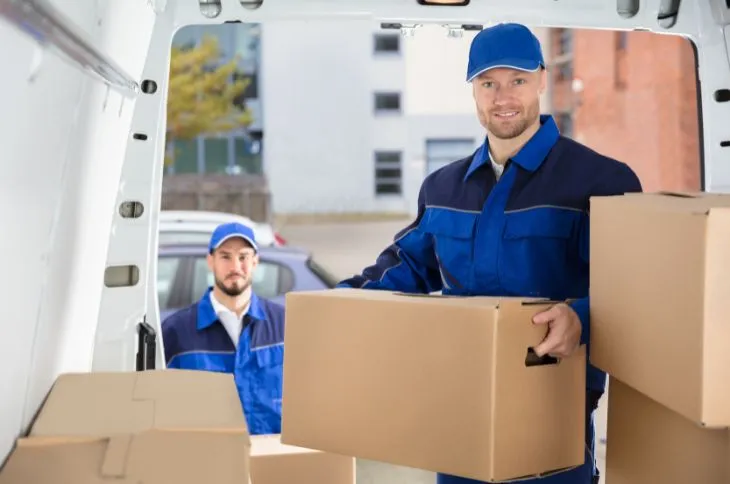 Umzugshelfer entladen transporter mit Beiladung Umzugshelfer entladen transporter mit Beiladung